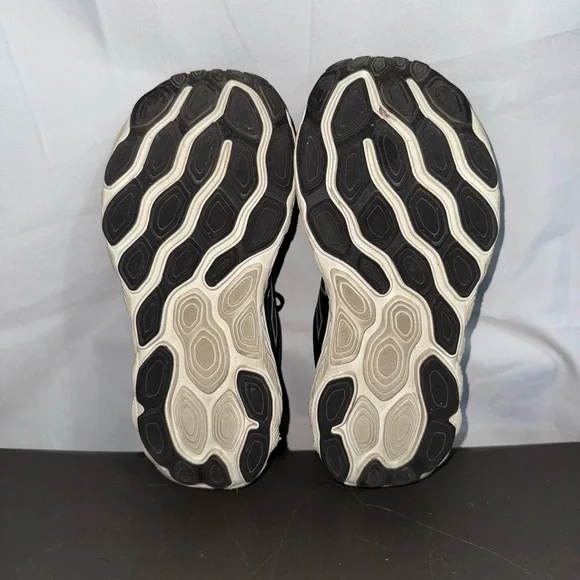 New Balance Fresh Foam 880 Women’s Sneakers in Black & White - Picture 9 of 10